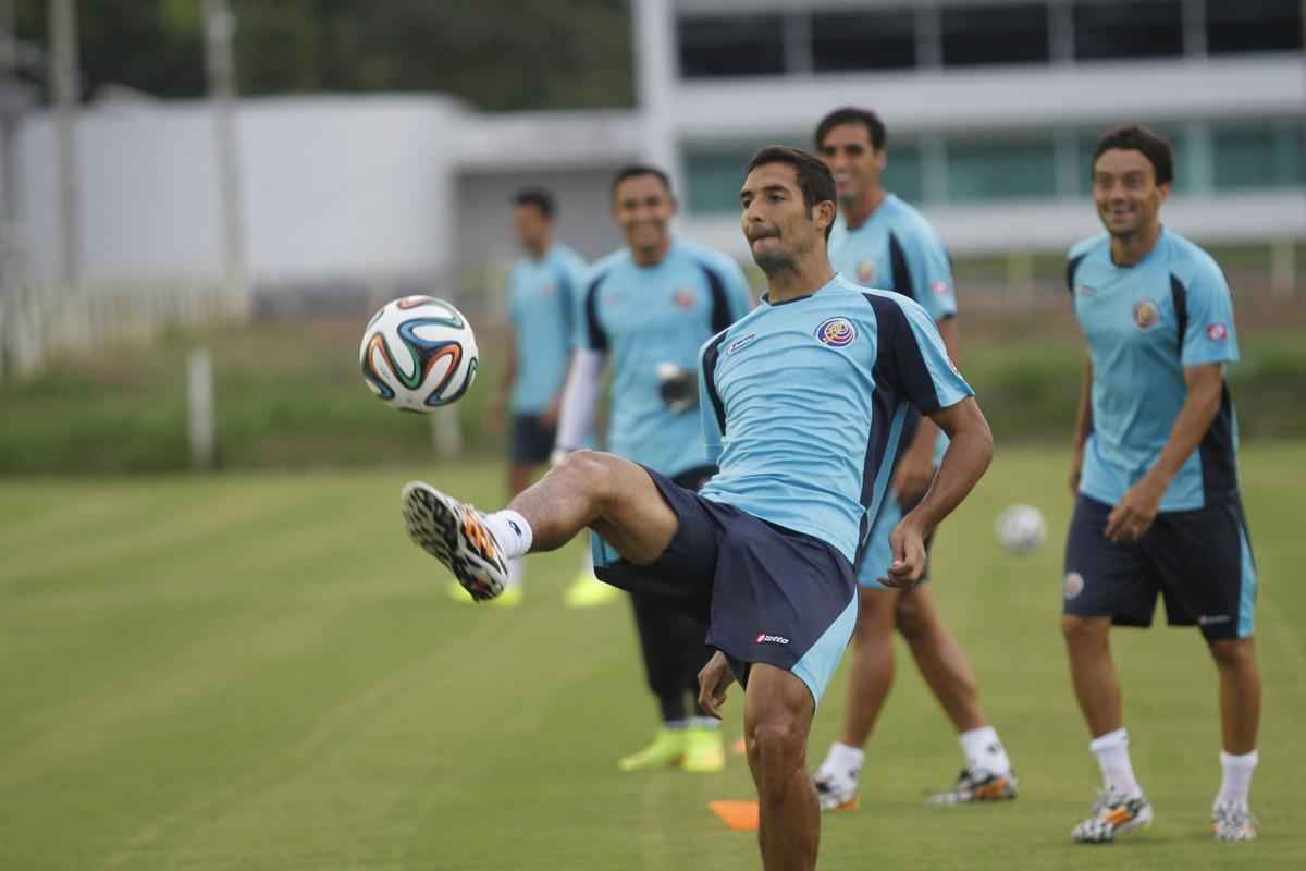 Jogadores da Costa Rica realizaram ltimo treino no CT alvirrubro antes de enfrentar a Grcia na Arena Pernambuco