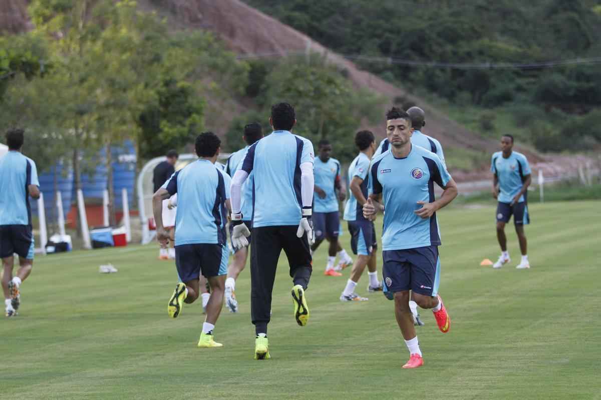 Jogadores da Costa Rica realizaram ltimo treino no CT alvirrubro antes de enfrentar a Grcia na Arena Pernambuco