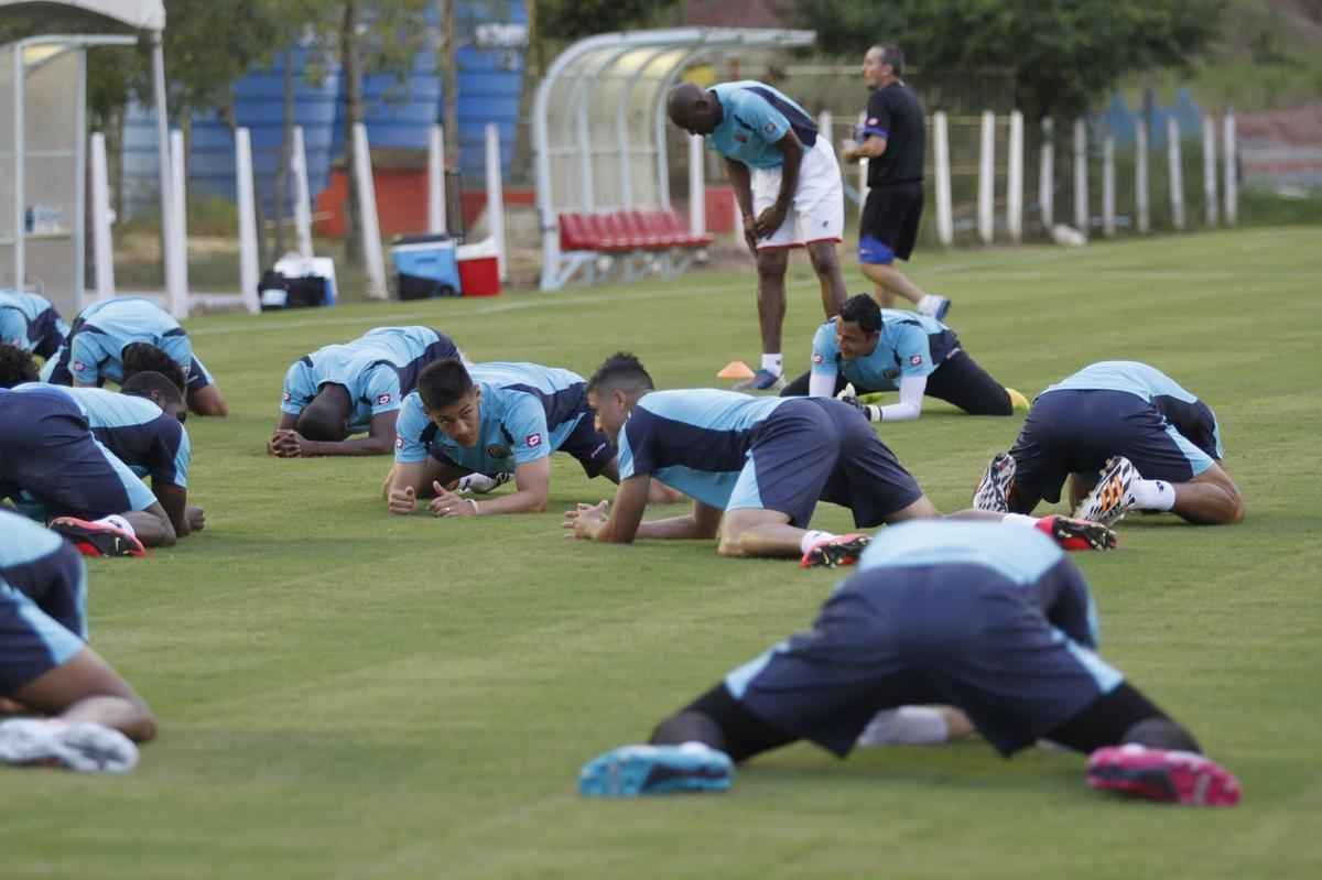 Jogadores da Costa Rica realizaram ltimo treino no CT alvirrubro antes de enfrentar a Grcia na Arena Pernambuco
