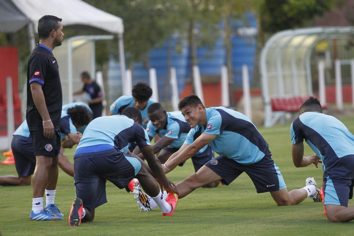 Jogadores da Costa Rica realizaram ltimo treino no CT alvirrubro antes de enfrentar a Grcia na Arena Pernambuco