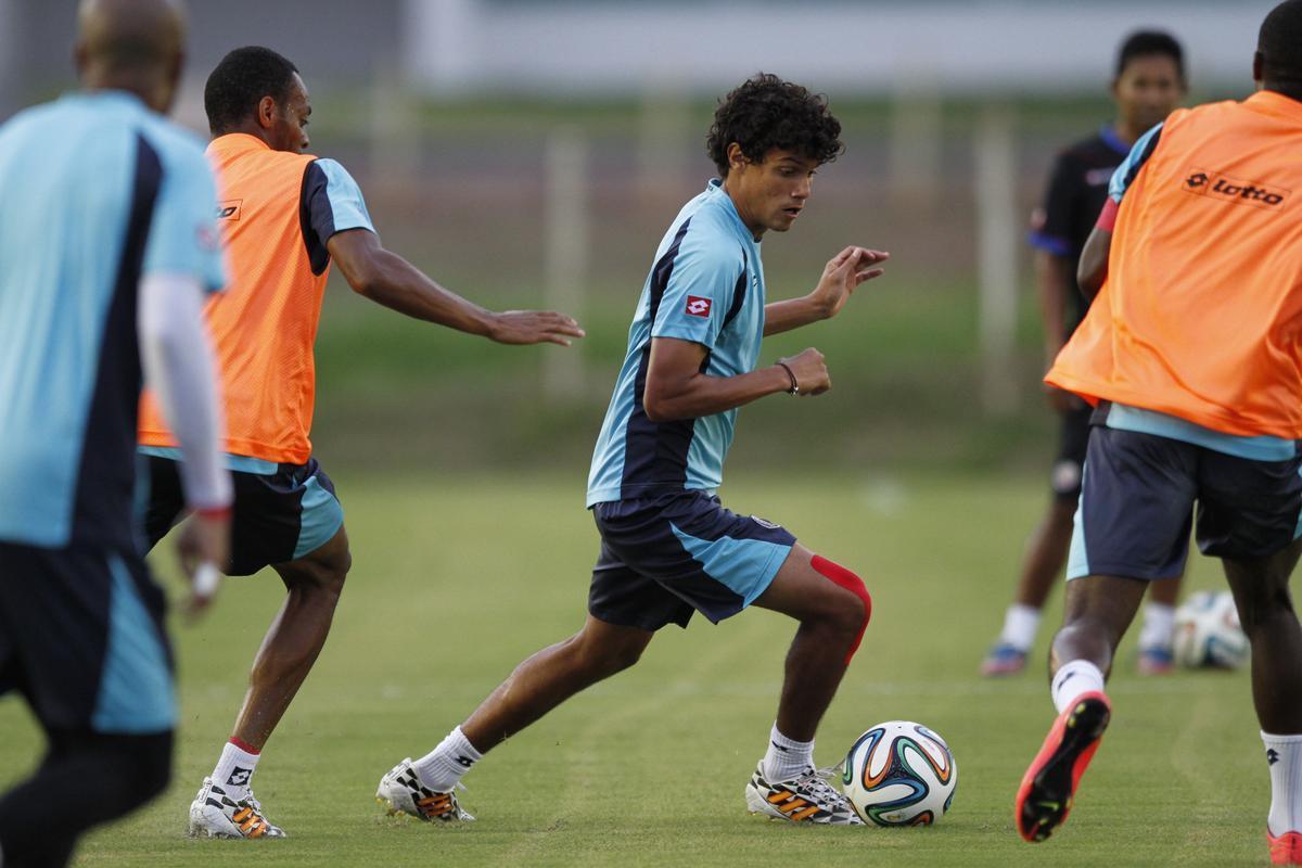 Jogadores da Costa Rica realizaram ltimo treino no CT alvirrubro antes de enfrentar a Grcia na Arena Pernambuco