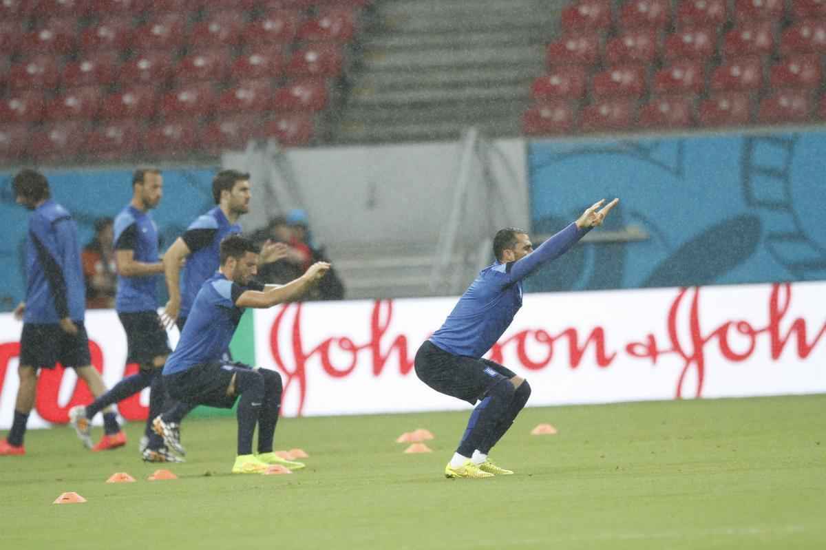 Gregos fizeram o reconhecimento do gramado no incio desta noite