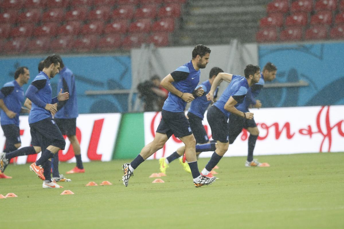 Gregos fizeram o reconhecimento do gramado no incio desta noite