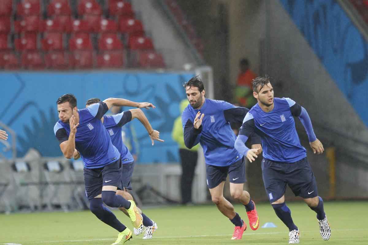 Gregos fizeram o reconhecimento do gramado no incio desta noite
