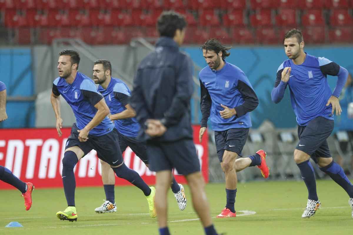Gregos fizeram o reconhecimento do gramado no incio desta noite