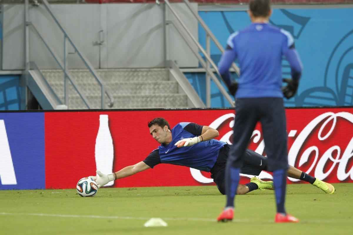 Gregos fizeram o reconhecimento do gramado no incio desta noite