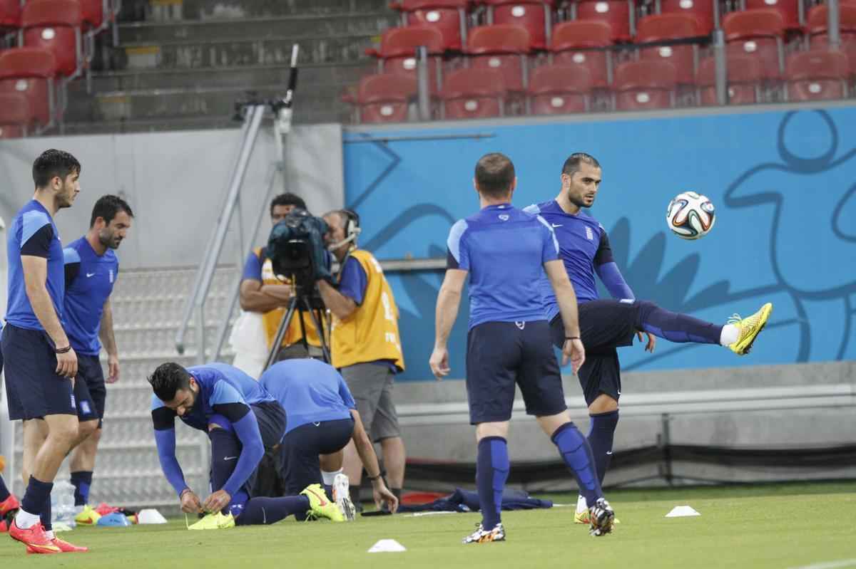 Gregos fizeram o reconhecimento do gramado no incio desta noite