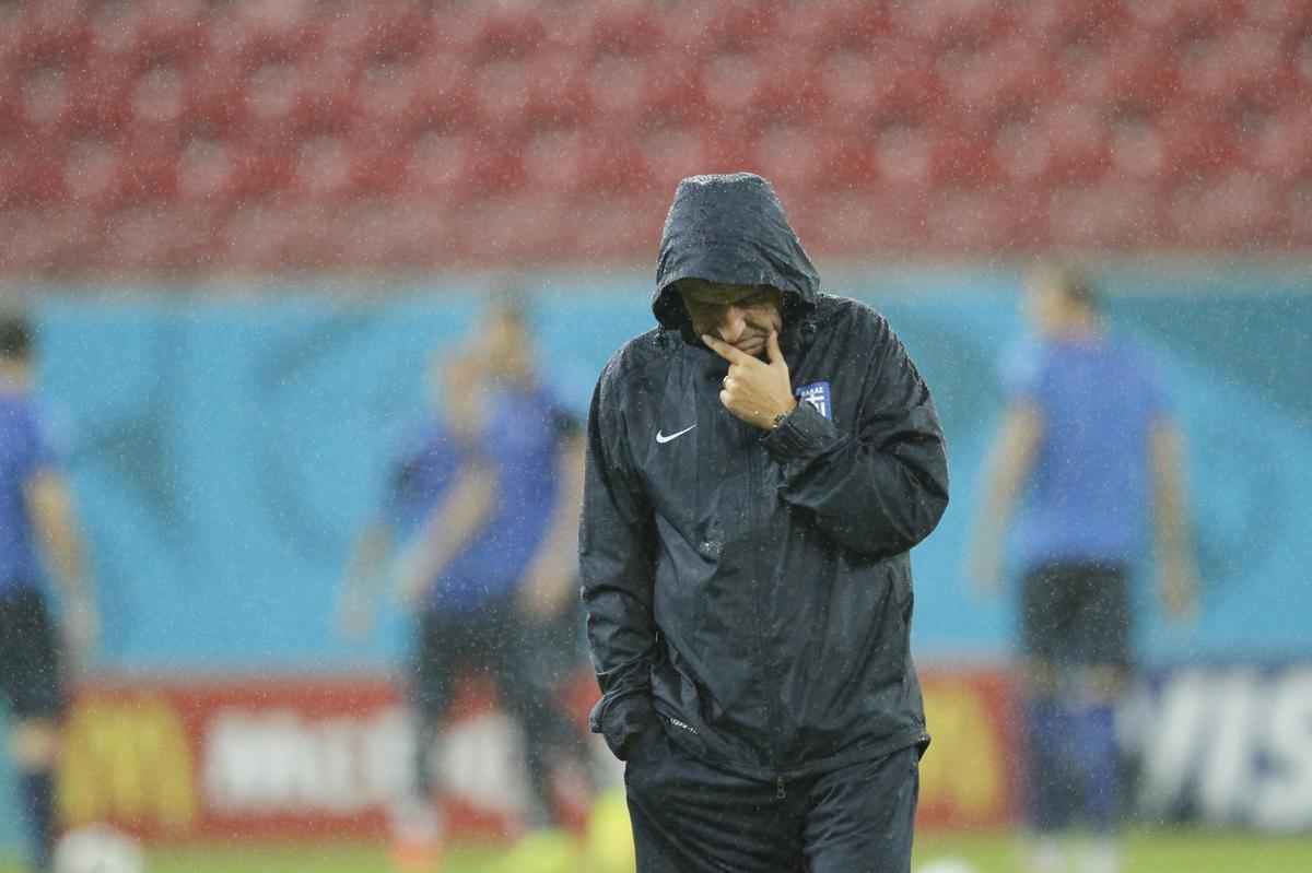 Gregos fizeram o reconhecimento do gramado no incio desta noite