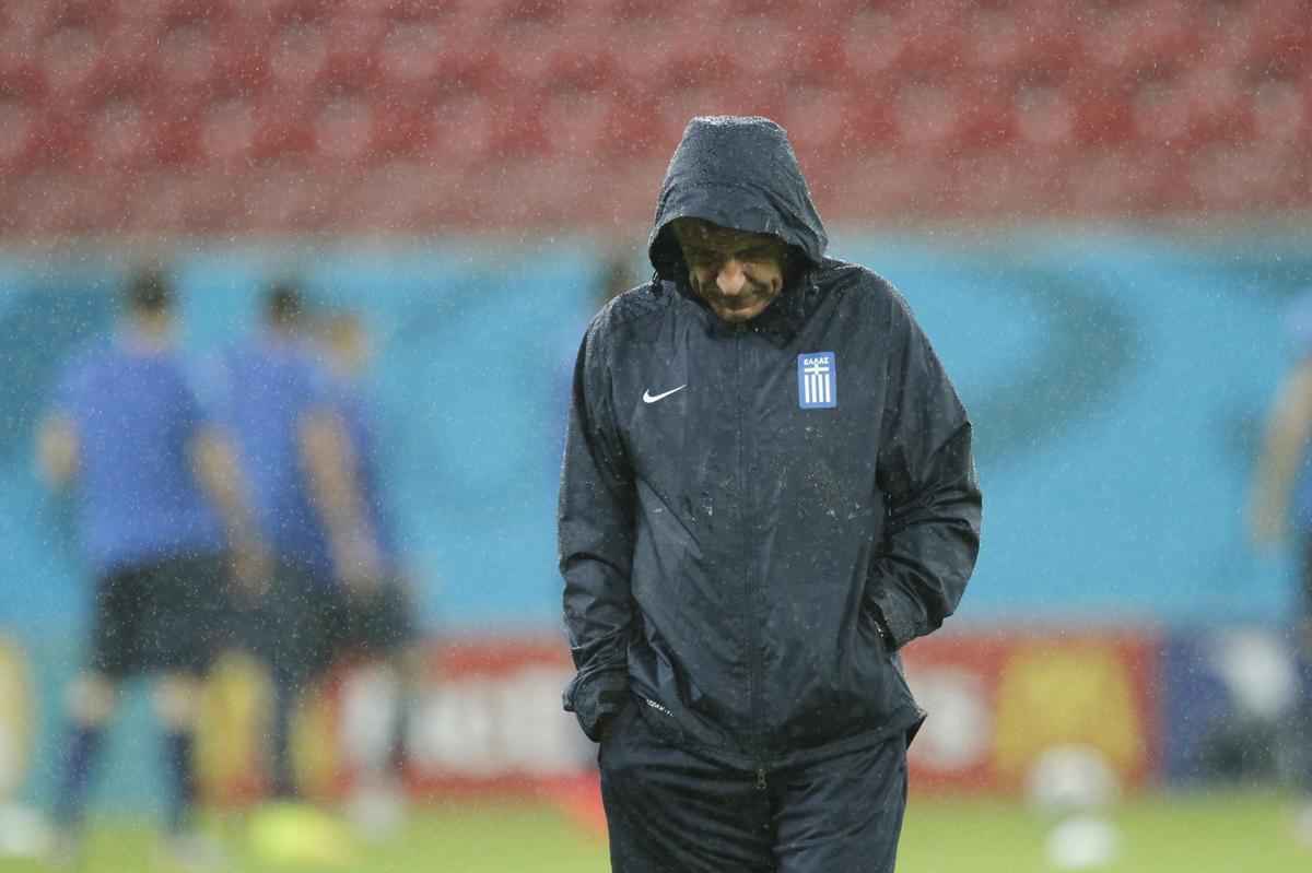 Gregos fizeram o reconhecimento do gramado no incio desta noite