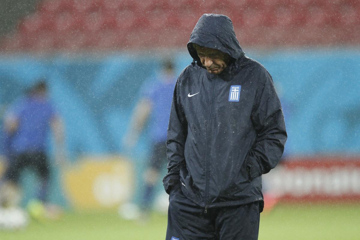 Gregos fizeram o reconhecimento do gramado no incio desta noite