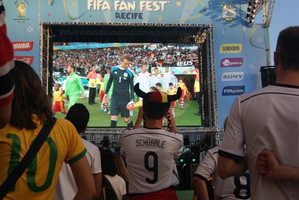 Alemes foram a grande maioria na Fan Fest do Cais da Alfndega