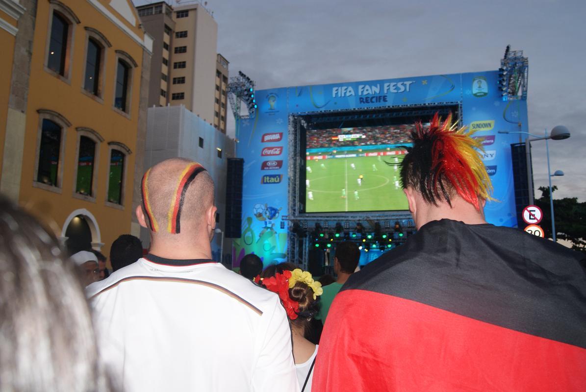 Alemes foram a grande maioria na Fan Fest do Cais da Alfndega