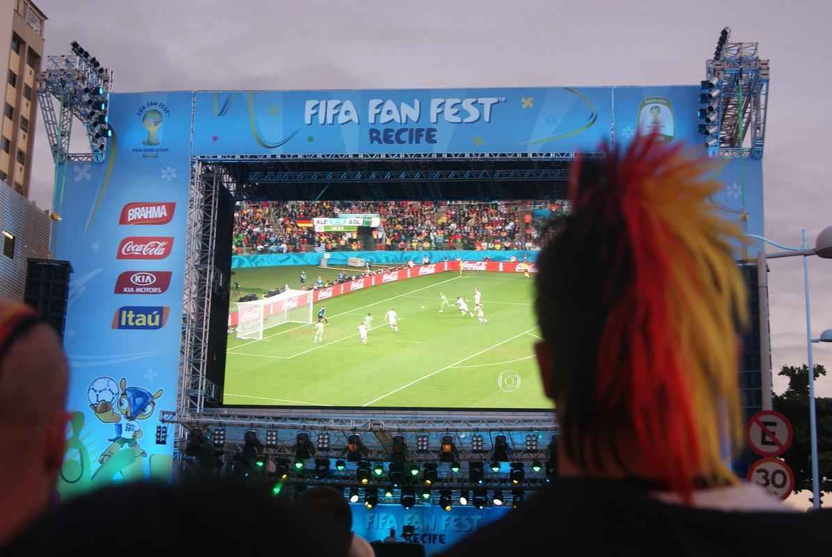 Alemes foram a grande maioria na Fan Fest do Cais da Alfndega