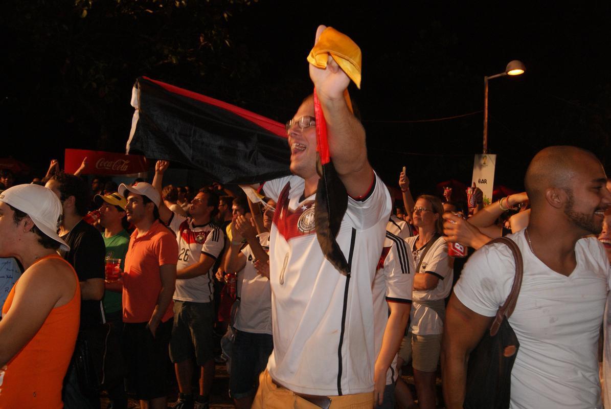 Alemes foram a grande maioria na Fan Fest do Cais da Alfndega