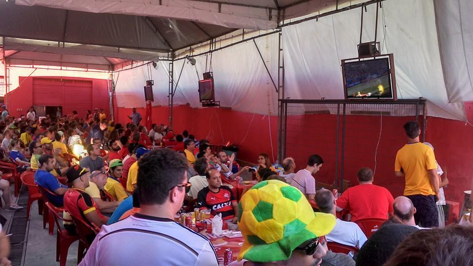 Dique do Toror foi tomado por torcedores de todas as parte do mundo para o duelo da oitavas de final