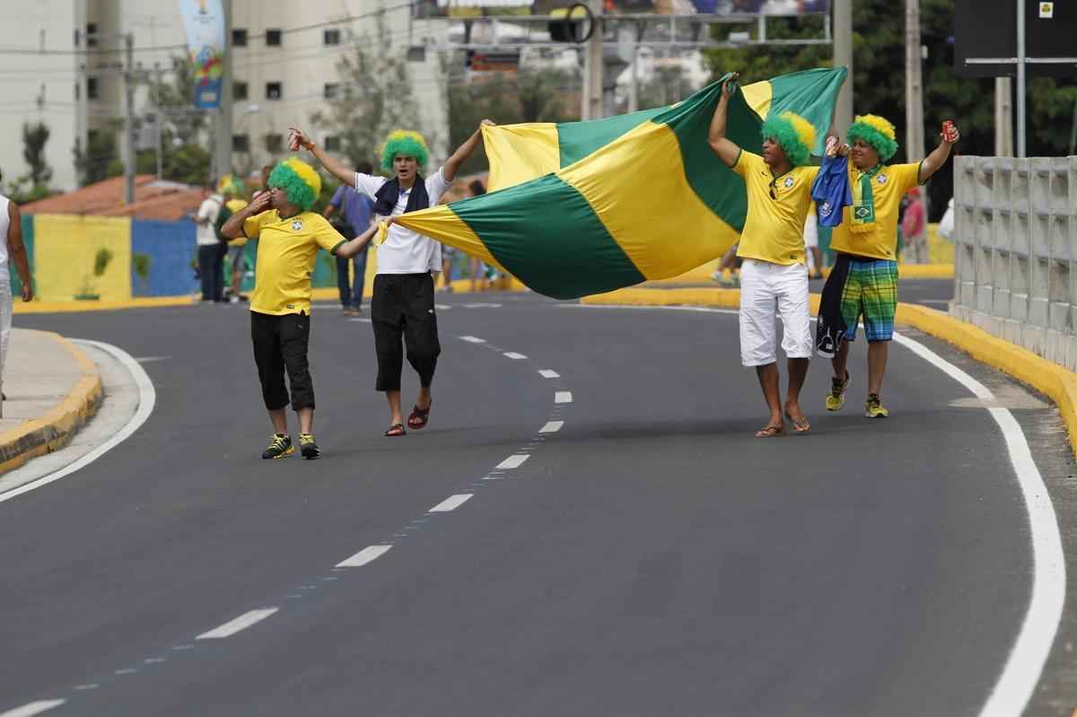 Com direito at subida em poste, torcedores brasileiros fazem a festa antes de Brasil x Colmbia