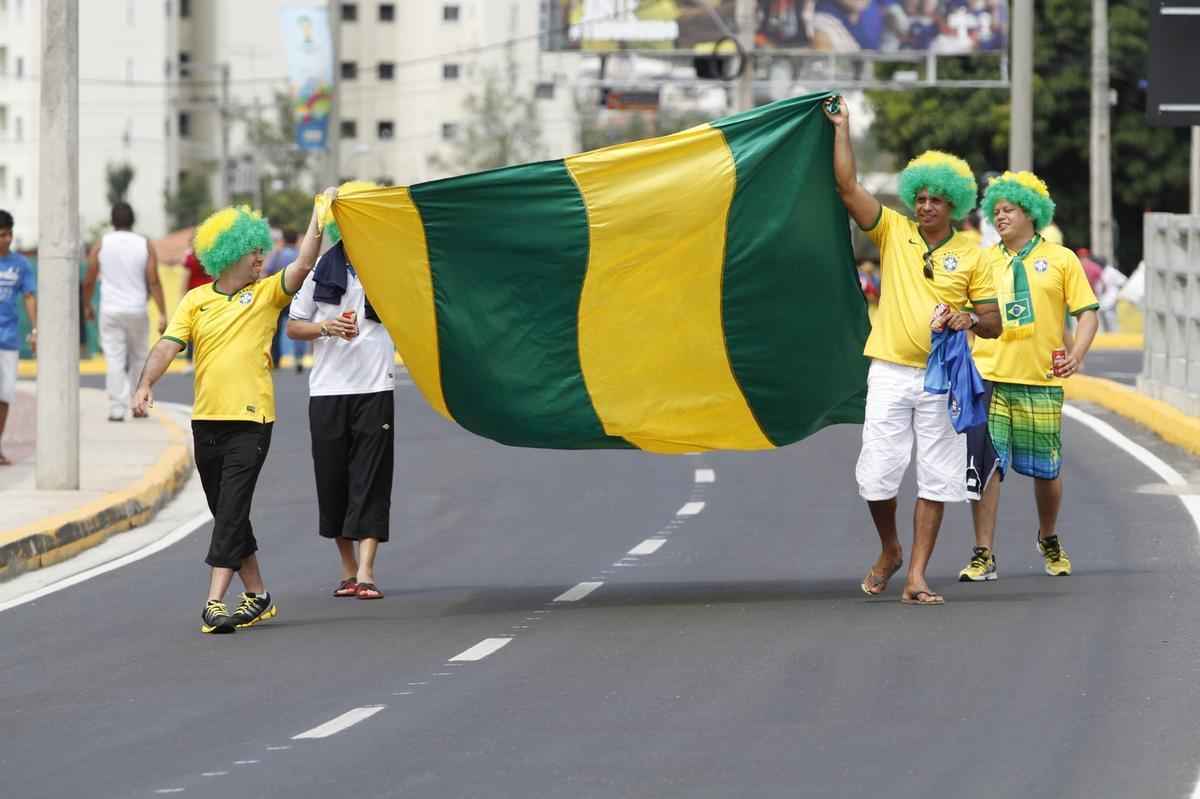 Com direito at subida em poste, torcedores brasileiros fazem a festa antes de Brasil x Colmbia
