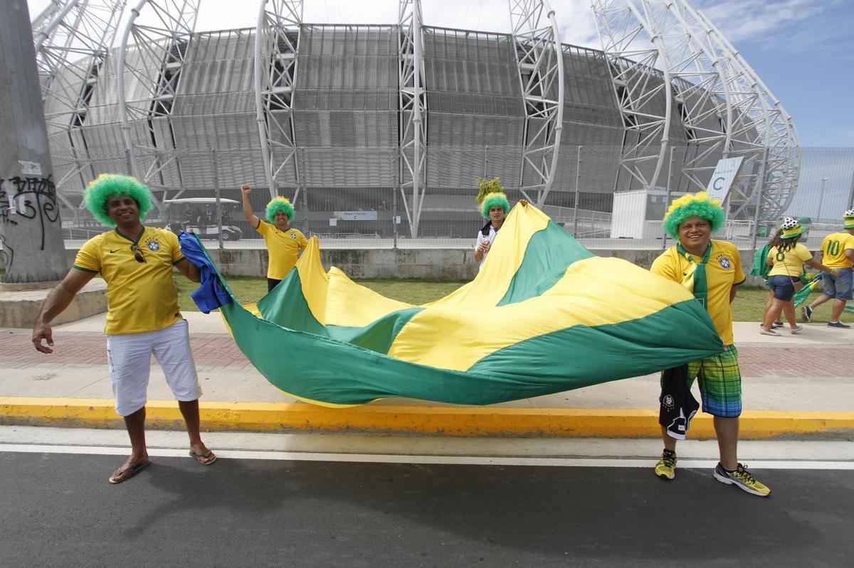 Com direito at subida em poste, torcedores brasileiros fazem a festa antes de Brasil x Colmbia
