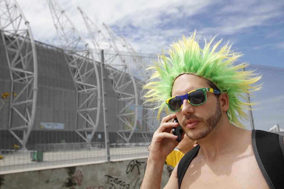Com direito at subida em poste, torcedores brasileiros fazem a festa antes de Brasil x Colmbia
