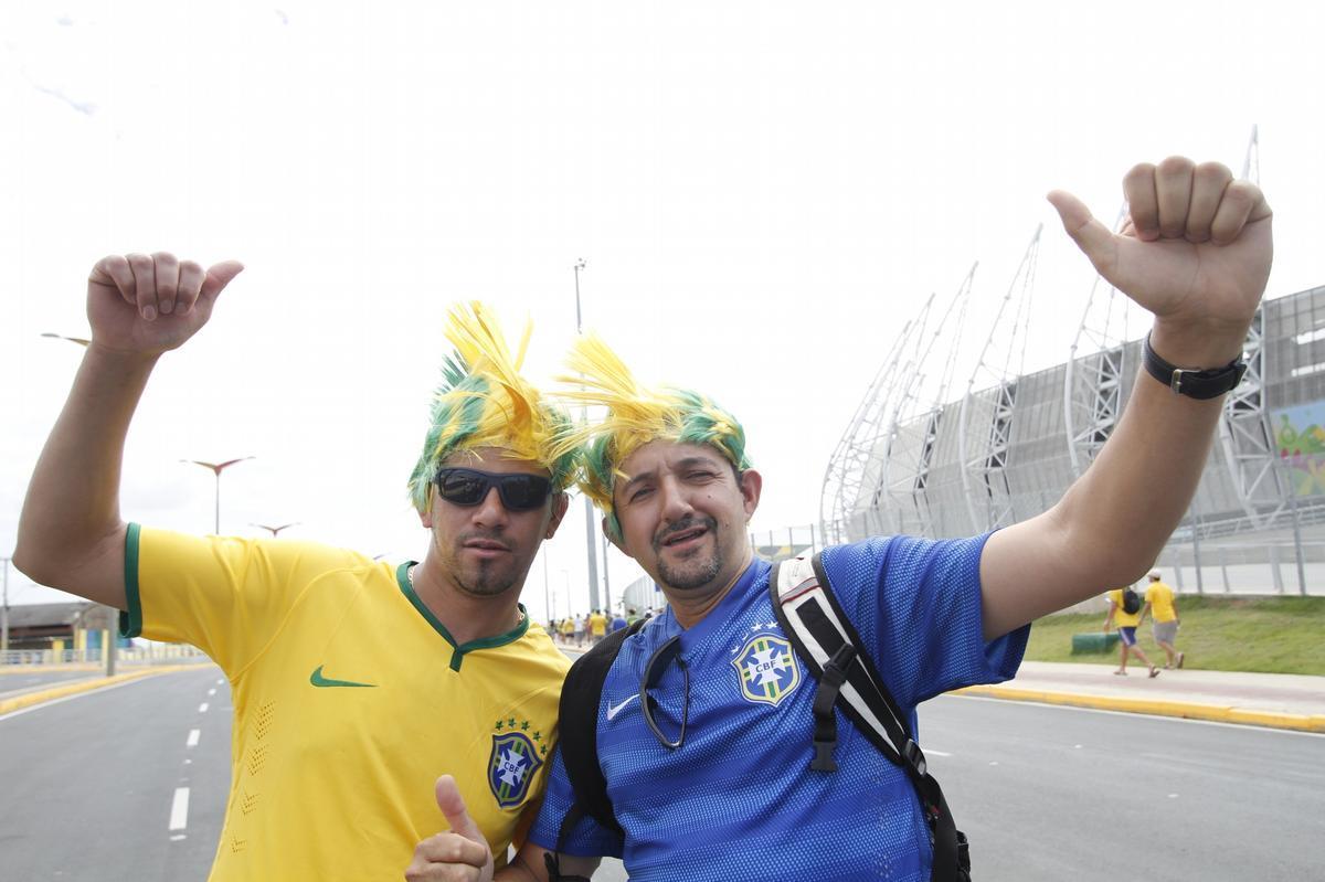 Com direito at subida em poste, torcedores brasileiros fazem a festa antes de Brasil x Colmbia
