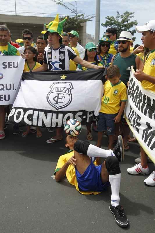 Com direito at subida em poste, torcedores brasileiros fazem a festa antes de Brasil x Colmbia
