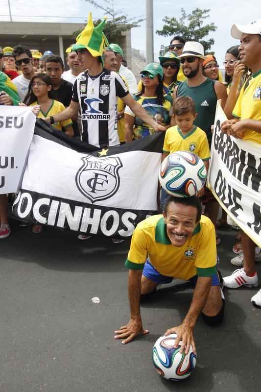 Com direito at subida em poste, torcedores brasileiros fazem a festa antes de Brasil x Colmbia