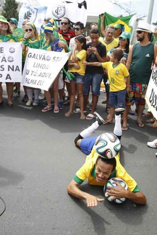 Com direito at subida em poste, torcedores brasileiros fazem a festa antes de Brasil x Colmbia