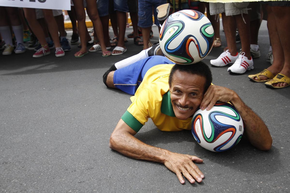 Com direito at subida em poste, torcedores brasileiros fazem a festa antes de Brasil x Colmbia