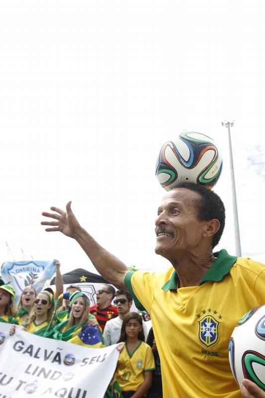 Com direito at subida em poste, torcedores brasileiros fazem a festa antes de Brasil x Colmbia