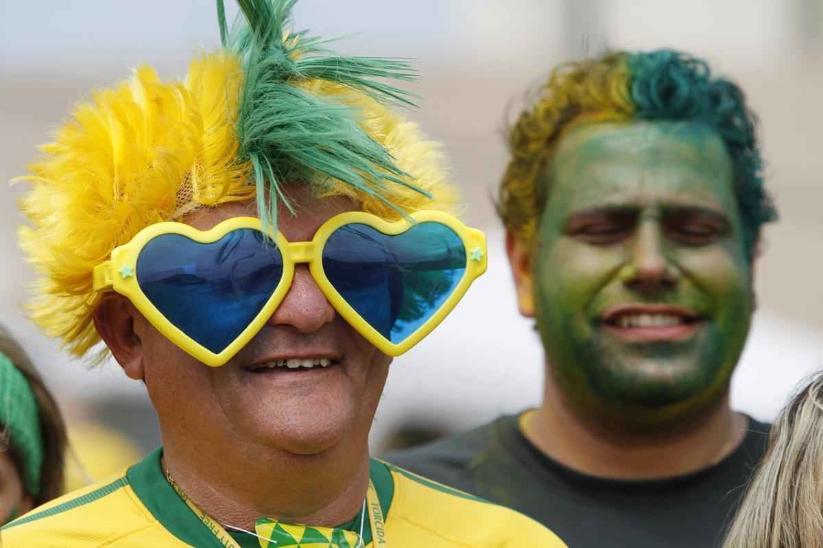 Com direito at subida em poste, torcedores brasileiros fazem a festa antes de Brasil x Colmbia