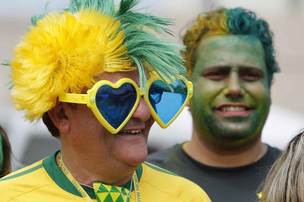 Com direito at subida em poste, torcedores brasileiros fazem a festa antes de Brasil x Colmbia