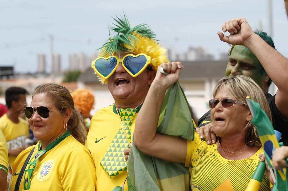 Com direito at subida em poste, torcedores brasileiros fazem a festa antes de Brasil x Colmbia