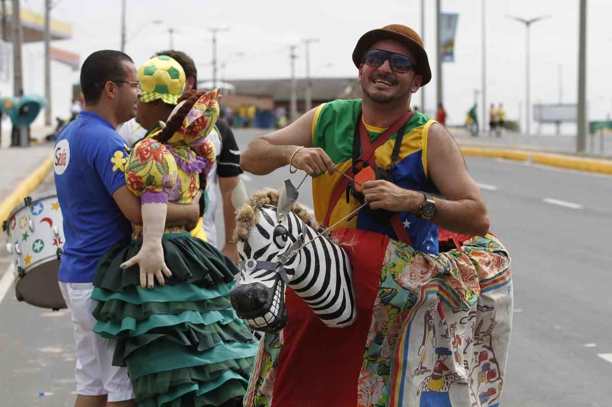 Com direito at subida em poste, torcedores brasileiros fazem a festa antes de Brasil x Colmbia