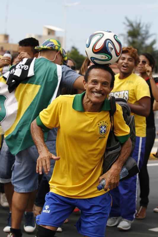 Com direito at subida em poste, torcedores brasileiros fazem a festa antes de Brasil x Colmbia