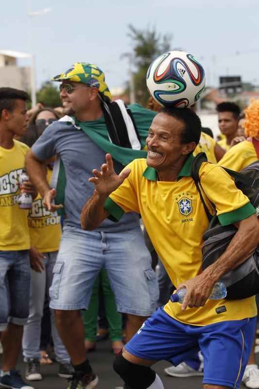 Com direito at subida em poste, torcedores brasileiros fazem a festa antes de Brasil x Colmbia