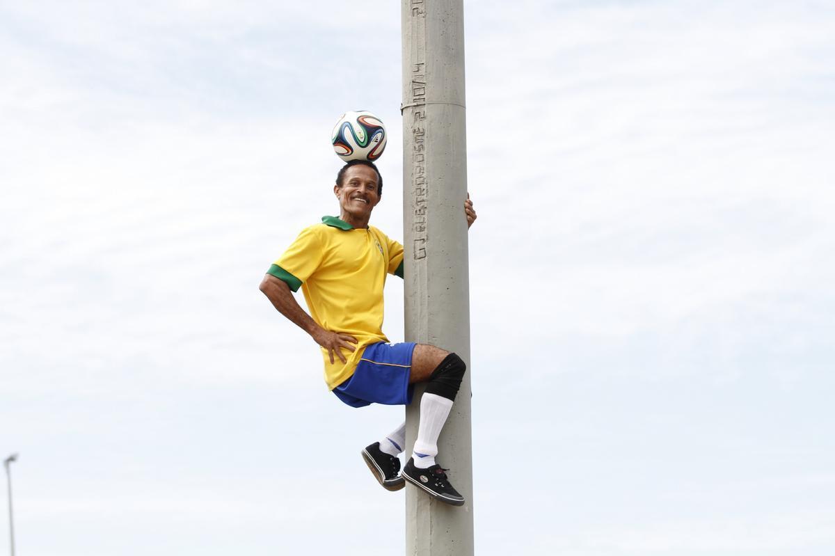 Com direito at subida em poste, torcedores brasileiros fazem a festa antes de Brasil x Colmbia