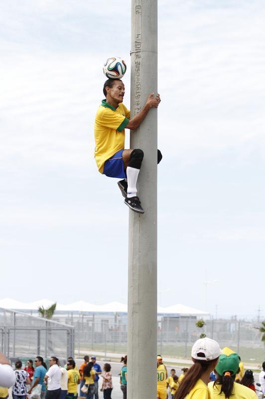 Com direito at subida em poste, torcedores brasileiros fazem a festa antes de Brasil x Colmbia
