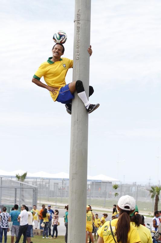 Com direito at subida em poste, torcedores brasileiros fazem a festa antes de Brasil x Colmbia