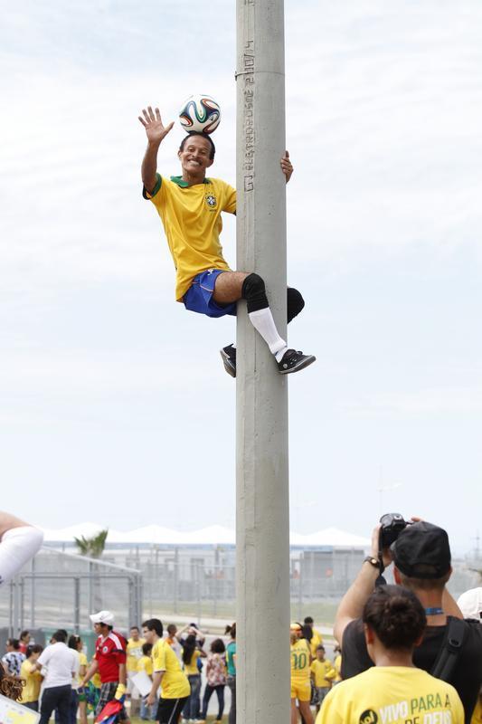 Com direito at subida em poste, torcedores brasileiros fazem a festa antes de Brasil x Colmbia