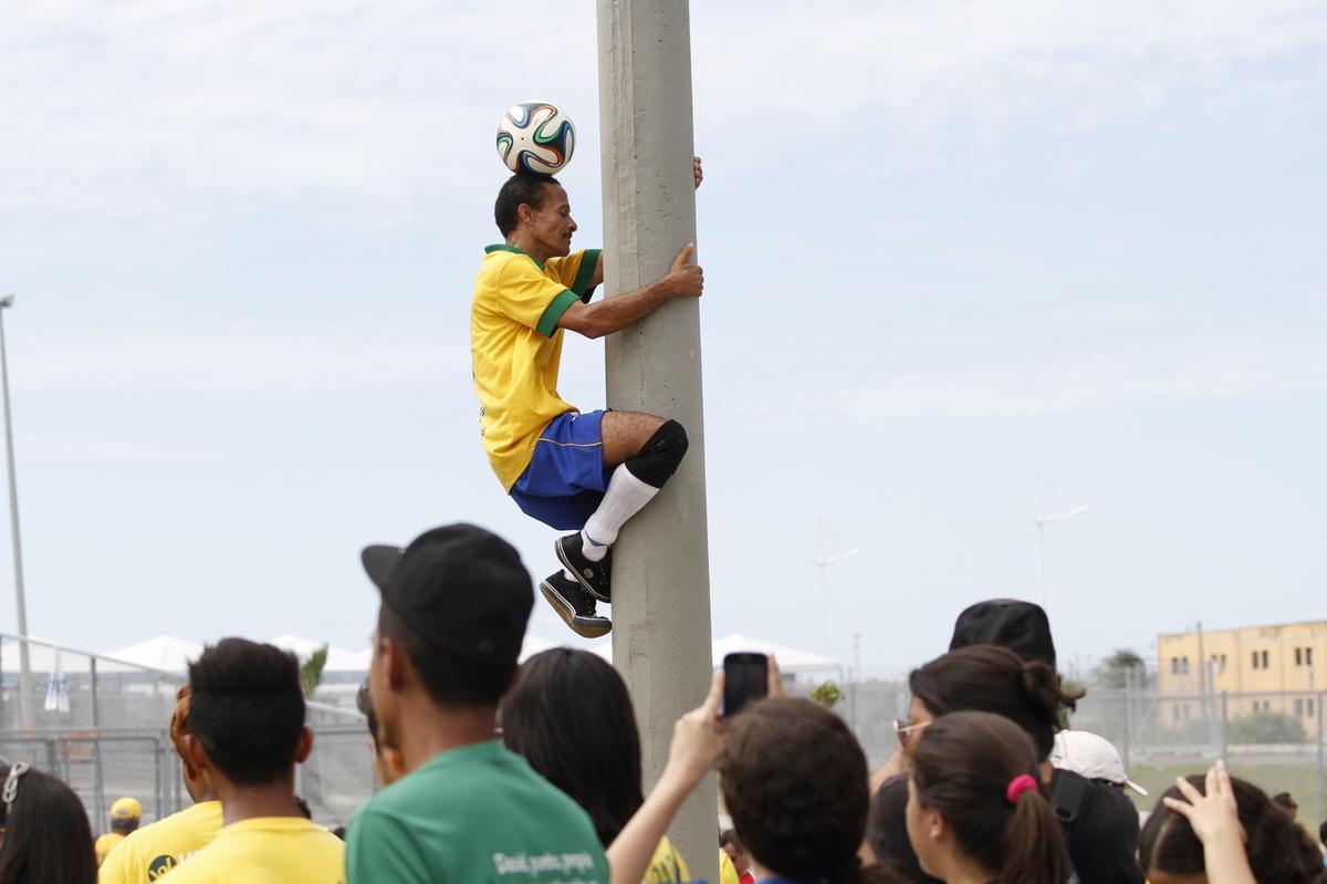 Com direito at subida em poste, torcedores brasileiros fazem a festa antes de Brasil x Colmbia