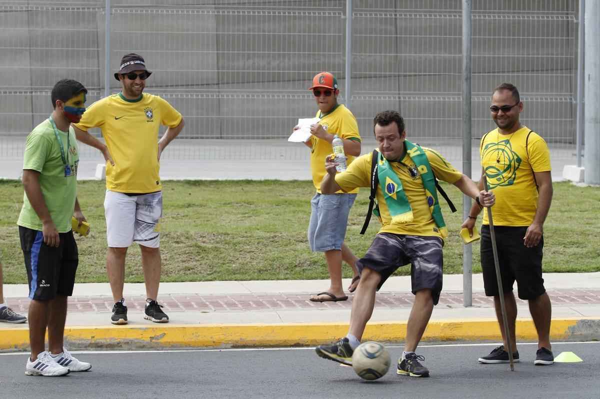 Com direito at subida em poste, torcedores brasileiros fazem a festa antes de Brasil x Colmbia