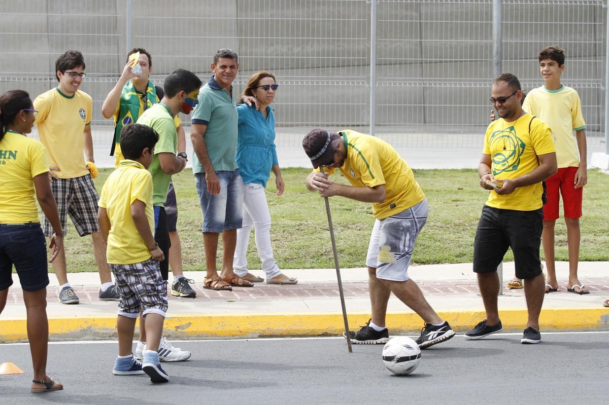 Com direito at subida em poste, torcedores brasileiros fazem a festa antes de Brasil x Colmbia