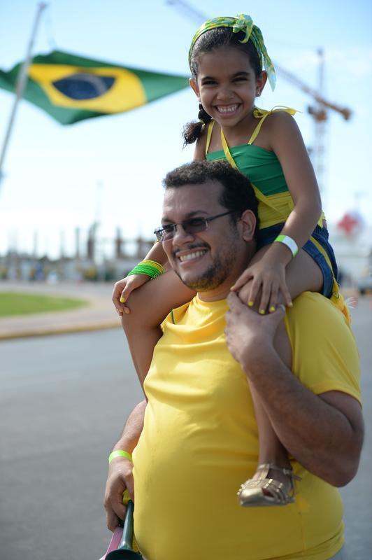 Com direito at subida em poste, torcedores brasileiros fazem a festa antes de Brasil x Colmbia