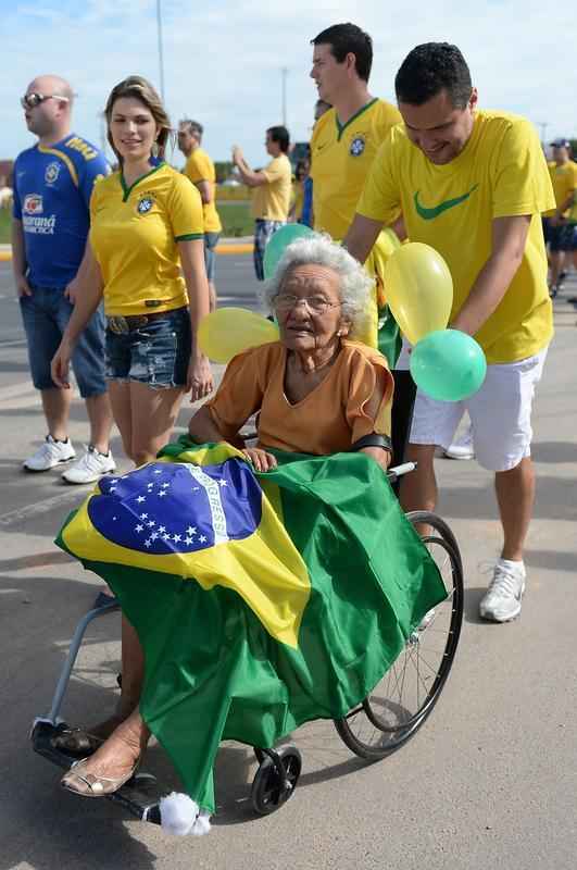 Com direito at subida em poste, torcedores brasileiros fazem a festa antes de Brasil x Colmbia