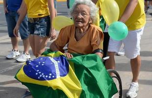 Com direito at subida em poste, torcedores brasileiros fazem a festa antes de Brasil x Colmbia