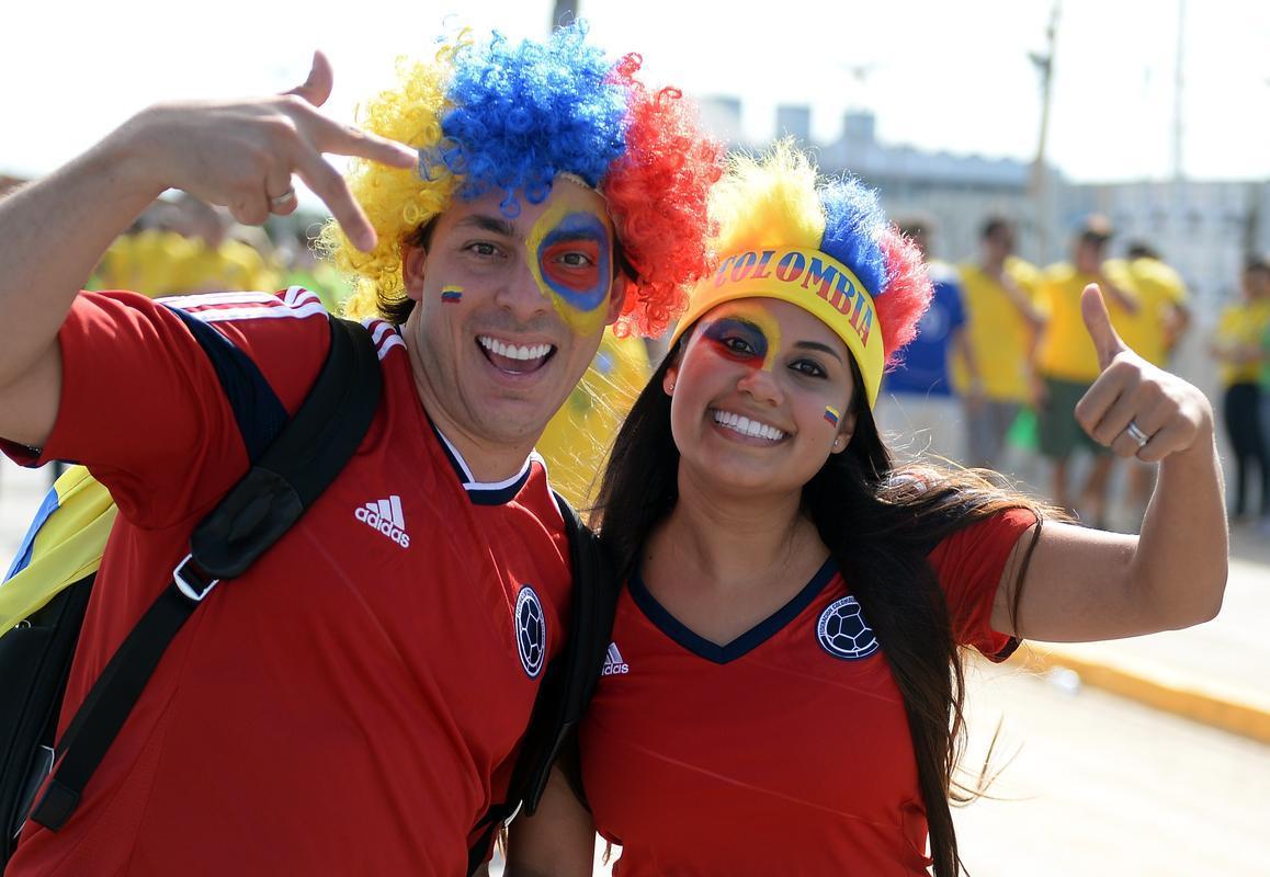 Com direito at subida em poste, torcedores brasileiros fazem a festa antes de Brasil x Colmbia