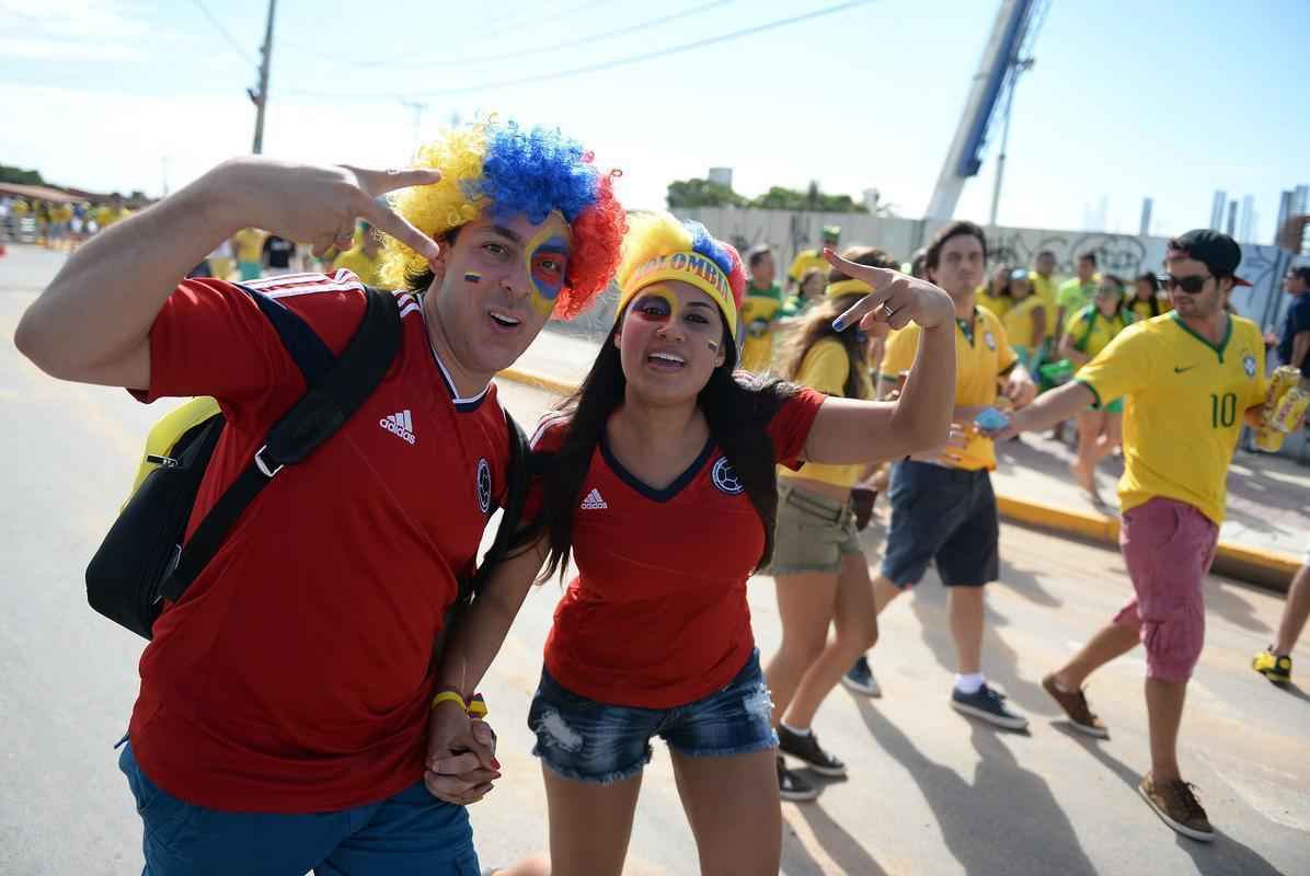 Com direito at subida em poste, torcedores brasileiros fazem a festa antes de Brasil x Colmbia