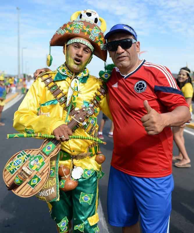 Com direito at subida em poste, torcedores brasileiros fazem a festa antes de Brasil x Colmbia