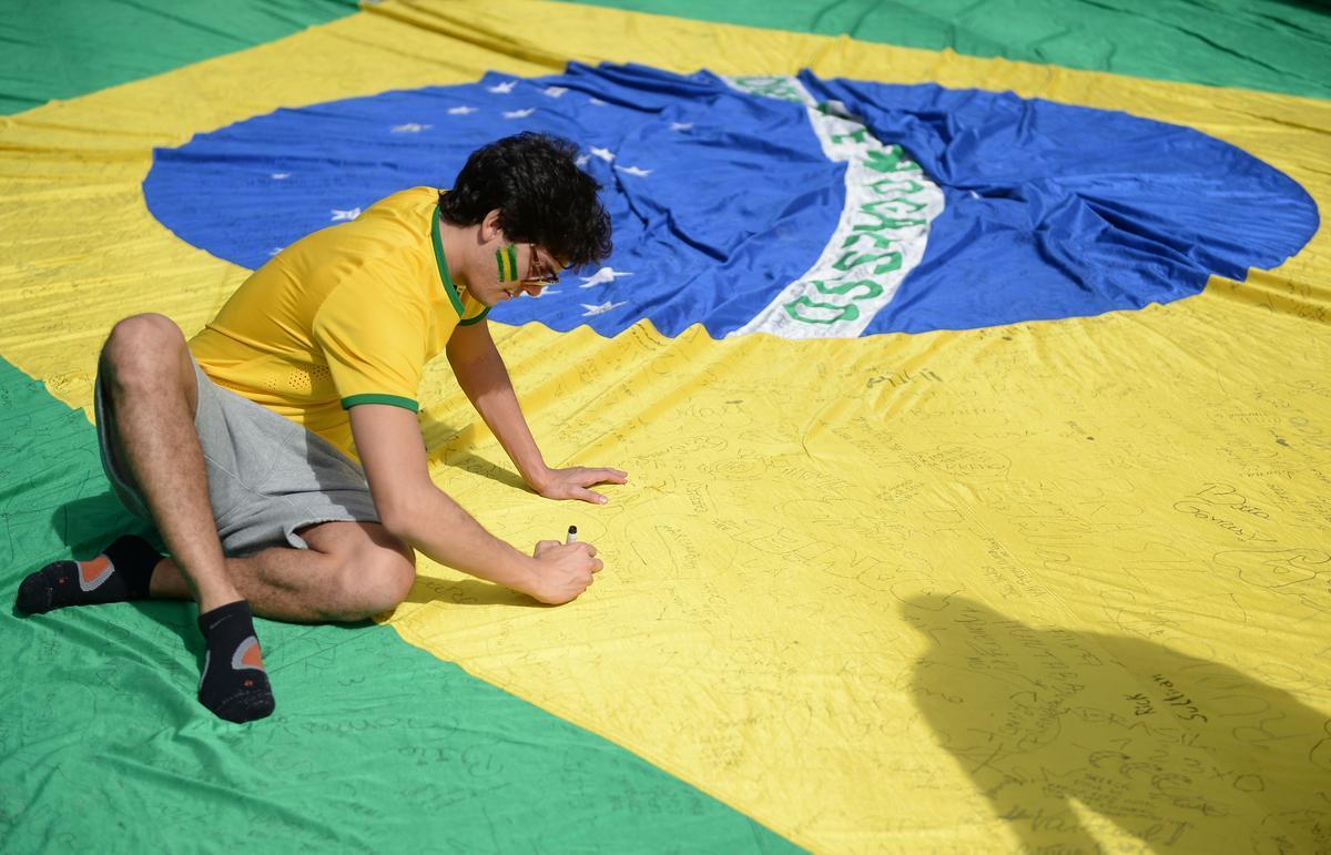Com direito at subida em poste, torcedores brasileiros fazem a festa antes de Brasil x Colmbia