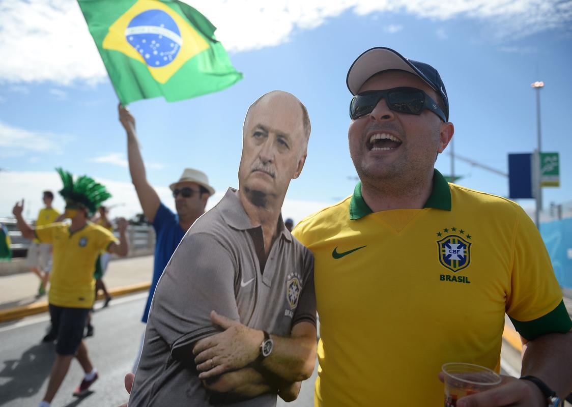 Com direito at subida em poste, torcedores brasileiros fazem a festa antes de Brasil x Colmbia